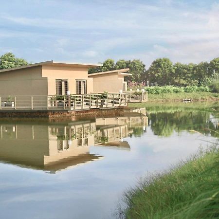 Life At Repose- Lake Villas Resort & Club Chor Warodra Luaran gambar