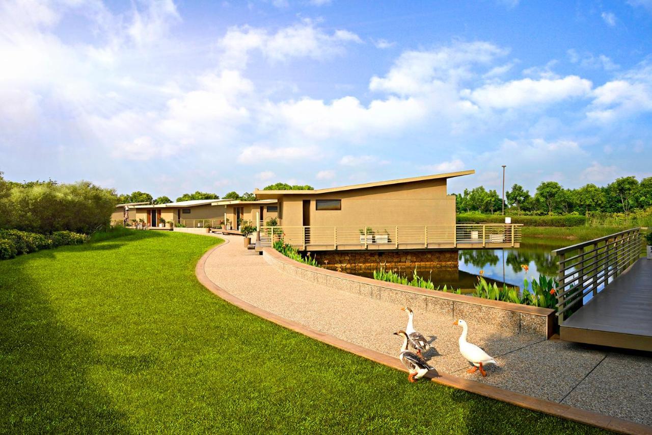Life At Repose- Lake Villas Resort & Club Chor Warodra Luaran gambar