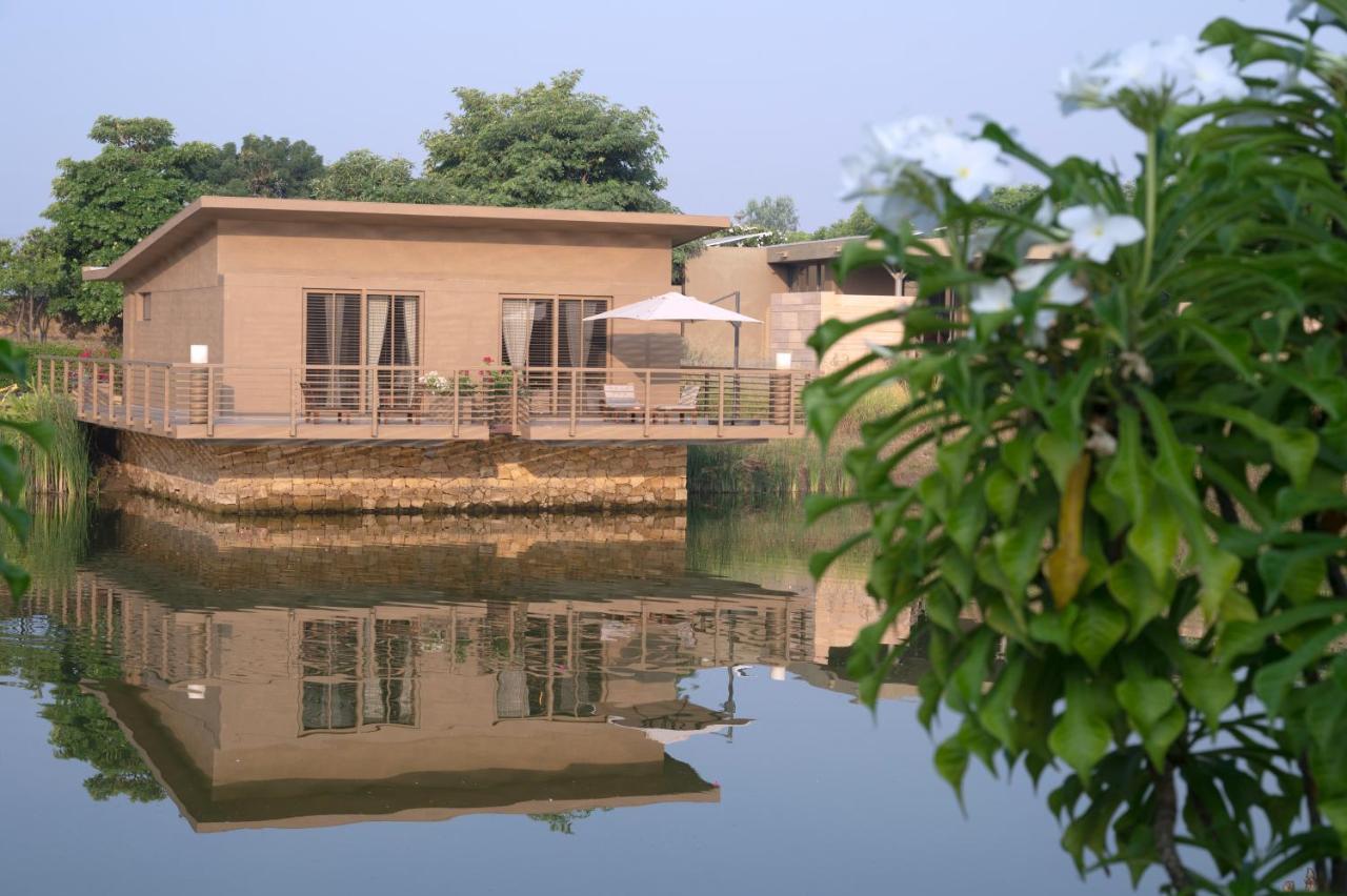 Life At Repose- Lake Villas Resort & Club Chor Warodra Luaran gambar