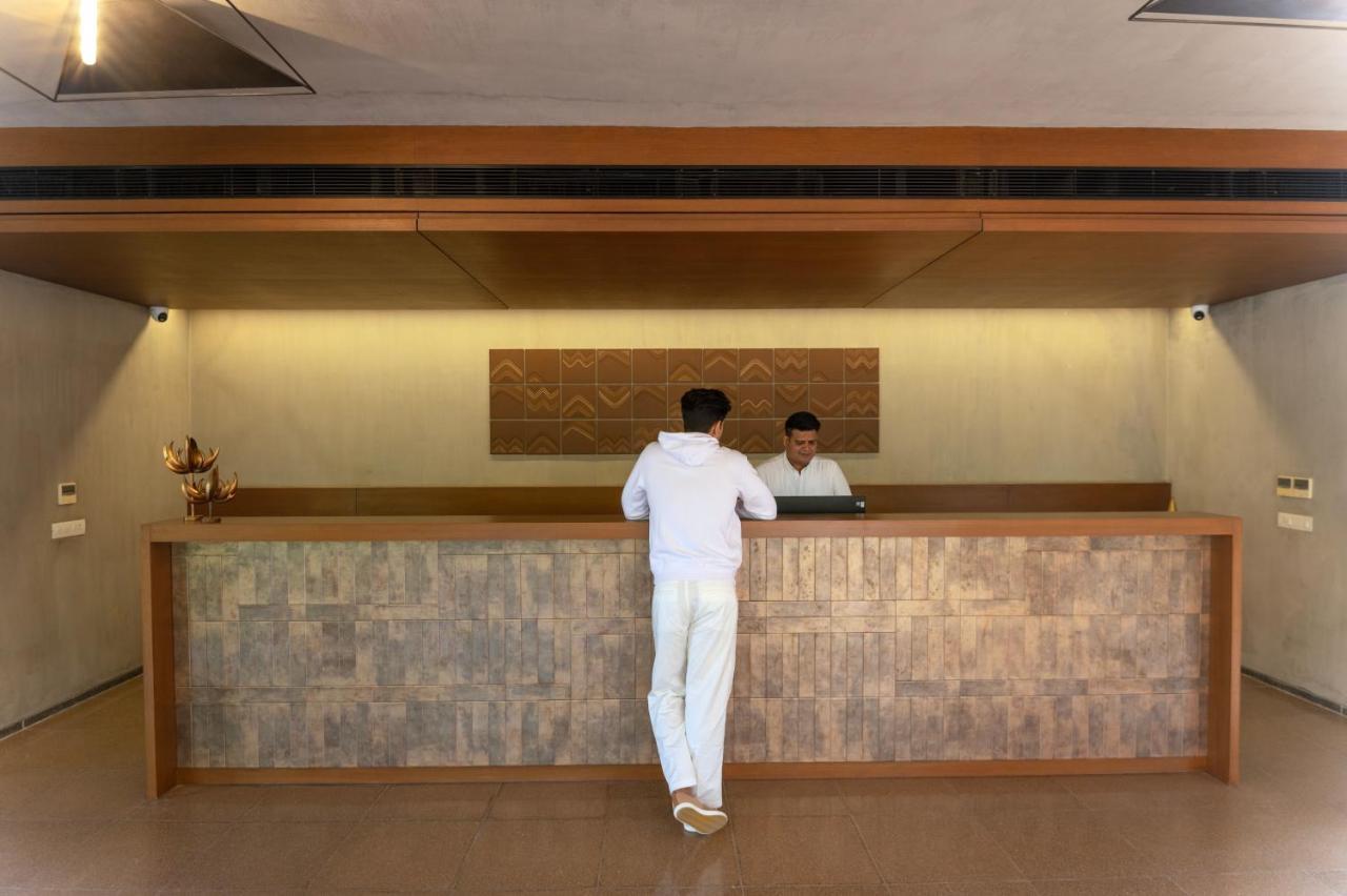 Life At Repose- Lake Villas Resort & Club Chor Warodra Luaran gambar