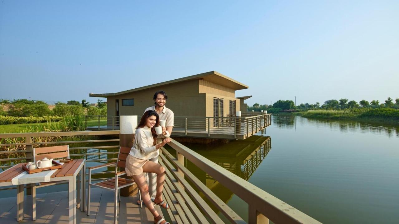 Life At Repose- Lake Villas Resort & Club Chor Warodra Luaran gambar