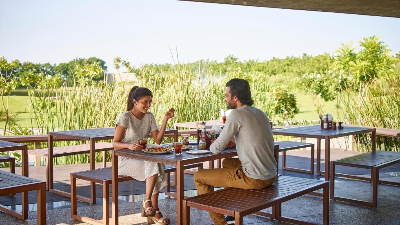 Life At Repose- Lake Villas Resort & Club Chor Warodra Luaran gambar